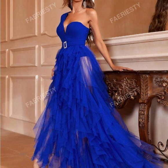 One shoulder long sleeve dress for sale. Very elegant and classy. Size 8 - Picture 4 of 6